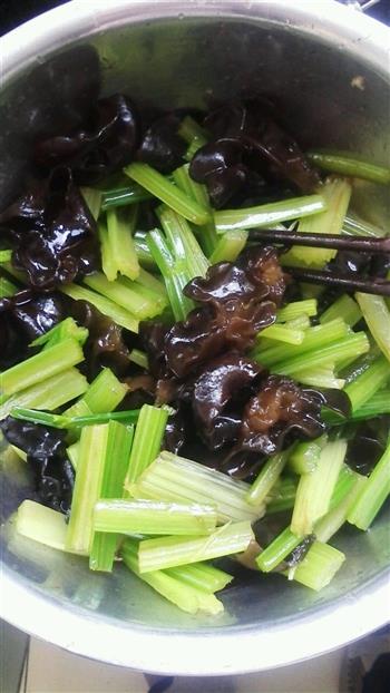 芹菜拌木耳的做法_家常做法_怎么做好吃_热量/卡路里_大厨艺