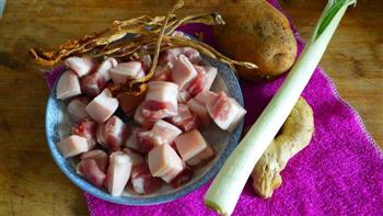 红烧肉炖土豆茶树菇的做法图解1