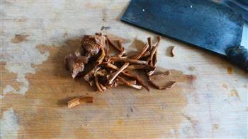 红烧肉炖土豆茶树菇的做法图解2
