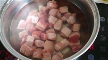 红烧肉炖土豆茶树菇的做法图解3
