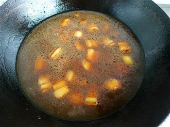 红烧肉炖土豆茶树菇的做法图解7