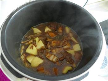 红烧肉炖土豆茶树菇的做法步骤8