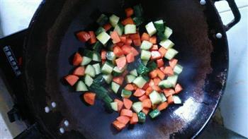 胡萝卜黄瓜炒火腿肠的做法步骤2