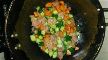 胡萝卜黄瓜炒火腿肠的做法步骤4