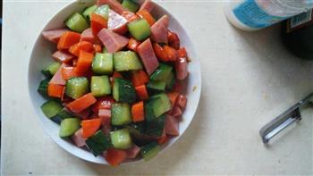胡萝卜黄瓜炒火腿肠的做法步骤5