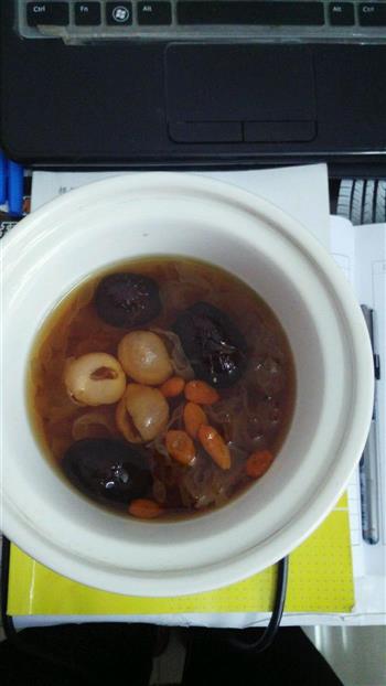 红枣桂圆枸杞银耳汤的做法图解1