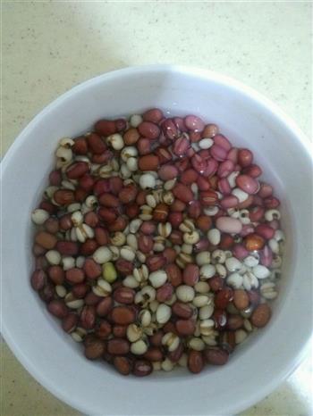 牛奶红豆薏米粥的做法步骤1
