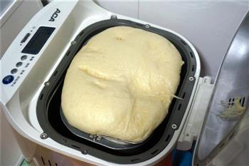 超松软的杏仁片牛奶面包的做法图解3