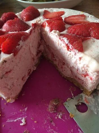 自创草莓免烤蛋糕的做法步骤3