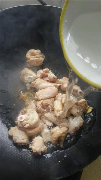 蘑菇烧鸡翅的做法步骤3