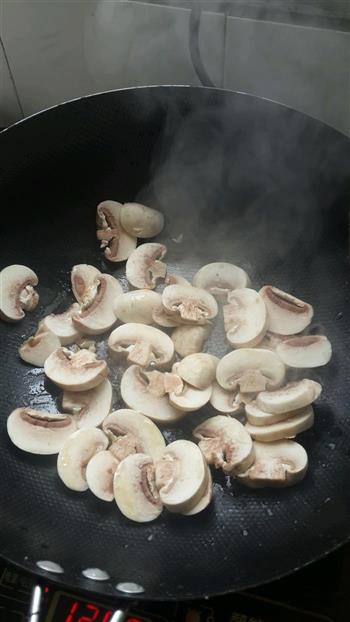 蘑菇烧鸡翅的做法图解5