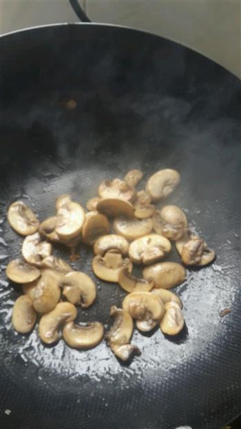 蘑菇烧鸡翅的做法图解6