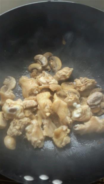 蘑菇烧鸡翅的做法步骤7