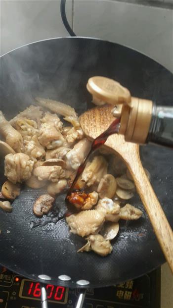 蘑菇烧鸡翅的做法步骤8