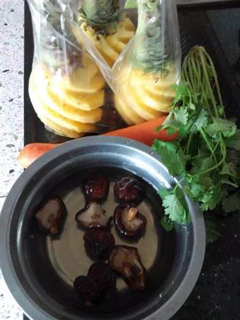 菠萝香菇炒饭的做法步骤1