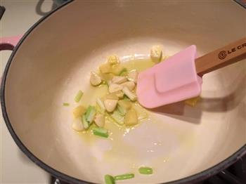 牛奶蛤蜊汤的做法步骤2