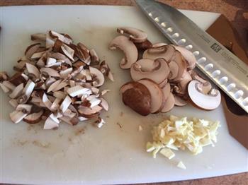 奶油蘑菇意面的做法图解2