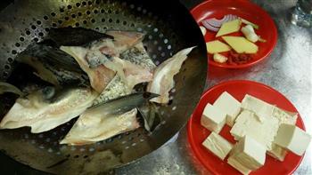 鱼头豆腐汤的做法步骤1