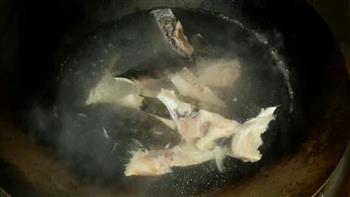 鱼头豆腐汤的做法步骤2