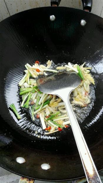 韭菜青椒炒河虾的做法步骤5