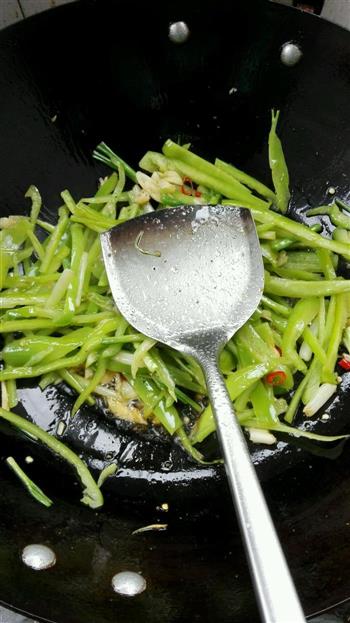 韭菜青椒炒河虾的做法步骤6