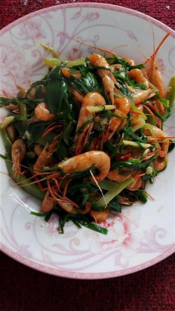 韭菜青椒炒河虾的做法步骤7