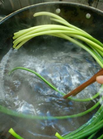 凉拌手撕蒜苔-家常小凉菜的做法步骤2