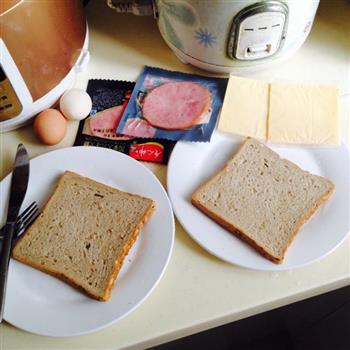 营养早餐—吐司三明治的做法图解1