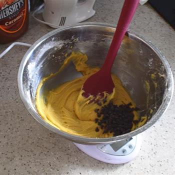 焦糖巧克力豆麦芬蛋糕/纸杯蛋糕的做法步骤5