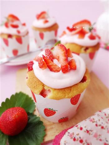 草莓纸杯蛋糕的做法步骤12