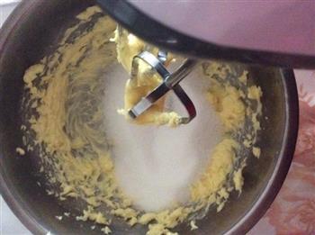 普通面粉做原味磅蛋糕的做法步骤2