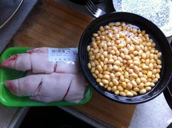 黄豆焖猪蹄的做法步骤1