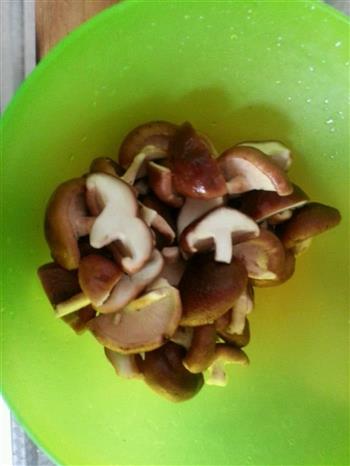 香菇炖鸡块 家常下饭菜的做法图解5