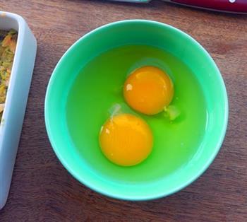快手早餐-牛油果三文鱼烤蛋的做法步骤3