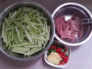 芹菜炒肉片的做法步骤1