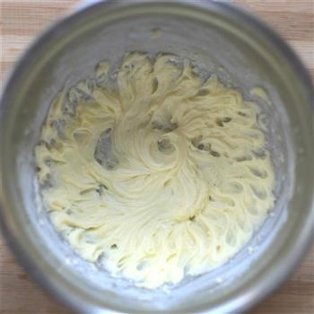 不放起酥油也能烤出香酥可口的黄油曲奇饼干的做法步骤3