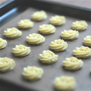 不放起酥油也能烤出香酥可口的黄油曲奇饼干的做法步骤5