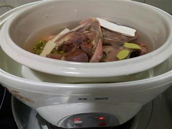 绿豆鸽子汤的做法步骤2