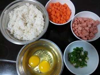 四色蛋炒饭的做法步骤2