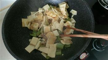 尖椒干豆腐的做法步骤9