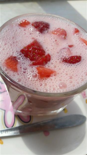 草莓奶昔的做法步骤8