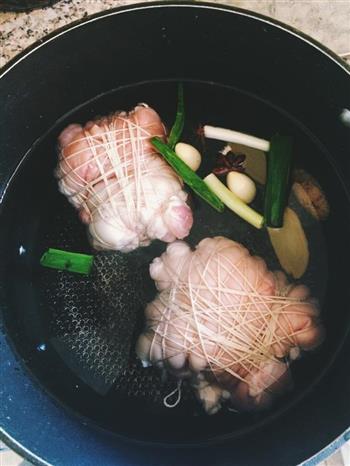 凉拌猪肘俗称圈圈肉的做法图解1