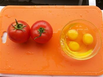 全民赛西红柿炒鸡蛋的做法步骤1