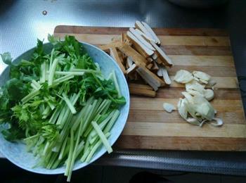 水芹菜炒豆干的做法步骤1