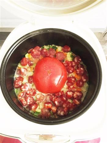 西红柿闷腊肉饭的做法步骤1