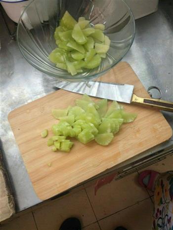 莴苣拌馓子的做法步骤1