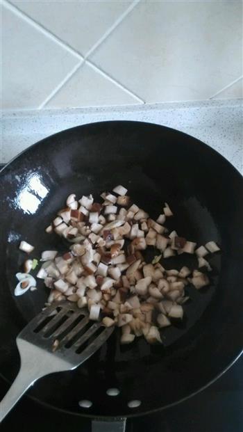 香菇酱油炒饭的做法步骤2