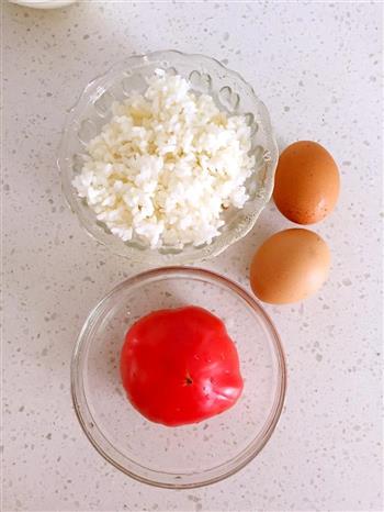 西红柿炒米饭鸡蛋卷的做法步骤1