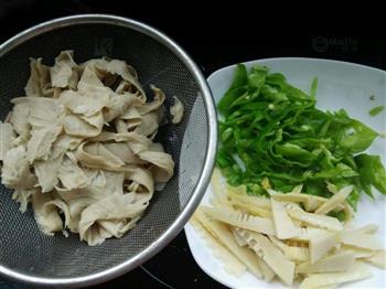 青椒肉丝炒面筋的做法步骤2