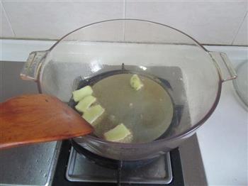 玉米蚕豆排骨汤的做法步骤3